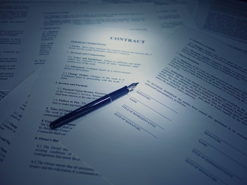 Firma de documentos legales para la constitución de una empresa